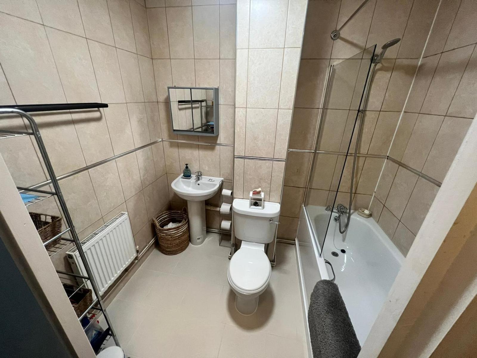 Cosy Private Room With Shared Bathroom Facilities Londra Esterno foto